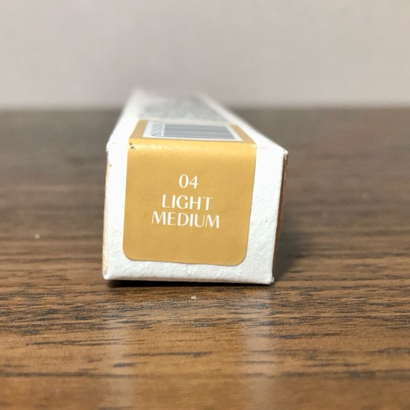 Huda Beauty GloWish Bright Light Hydrating Sheer Vegan Concealer in Light Medium - Picture 10 of 10